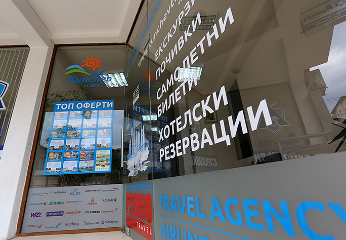 Брандиране на офис с рекламни надписи от PVC фолио и пълноцветен печат.