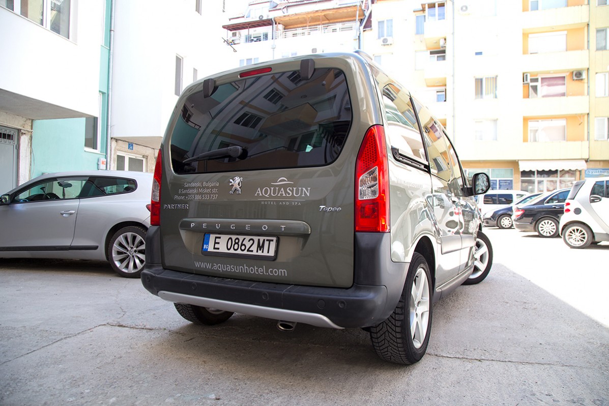Брандиране на автомобил за AquaSun Hotel and Spa с Cast PVC фолио