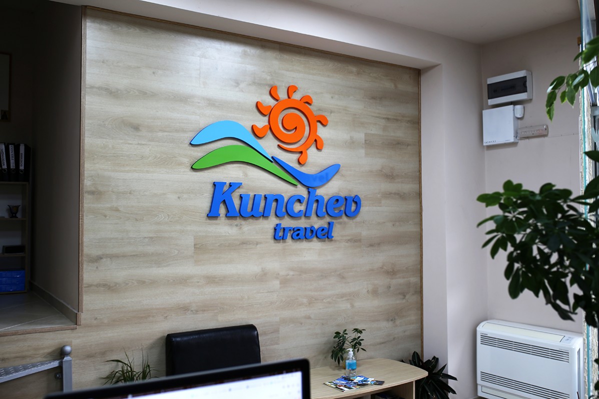 Интериорно 3D лого за офис на  Kunchev Travel